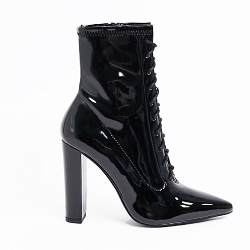 Botines negros de charol con punta fina, tacón alto ancho, cordones y cremallera lateral