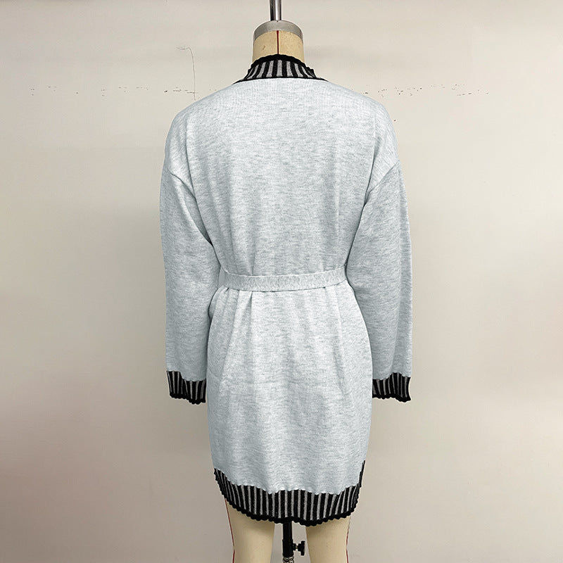Vestido casual de punto a rayas y bloques de color con manga larga, cuello semi alto y lazada en la cintura