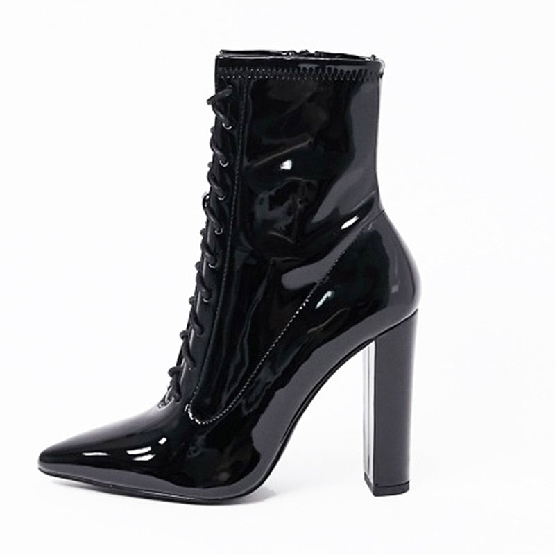 Botines negros de charol con punta fina, tacón alto ancho, cordones y cremallera lateral