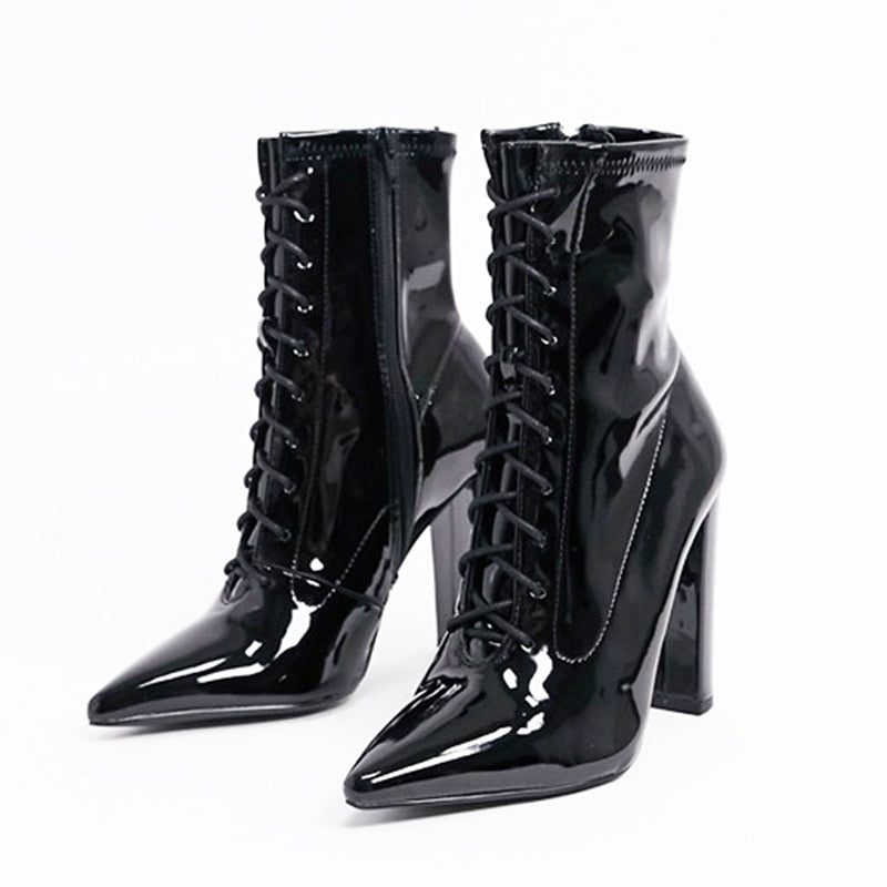Botines negros de charol con punta fina, tacón alto ancho, cordones y cremallera lateral