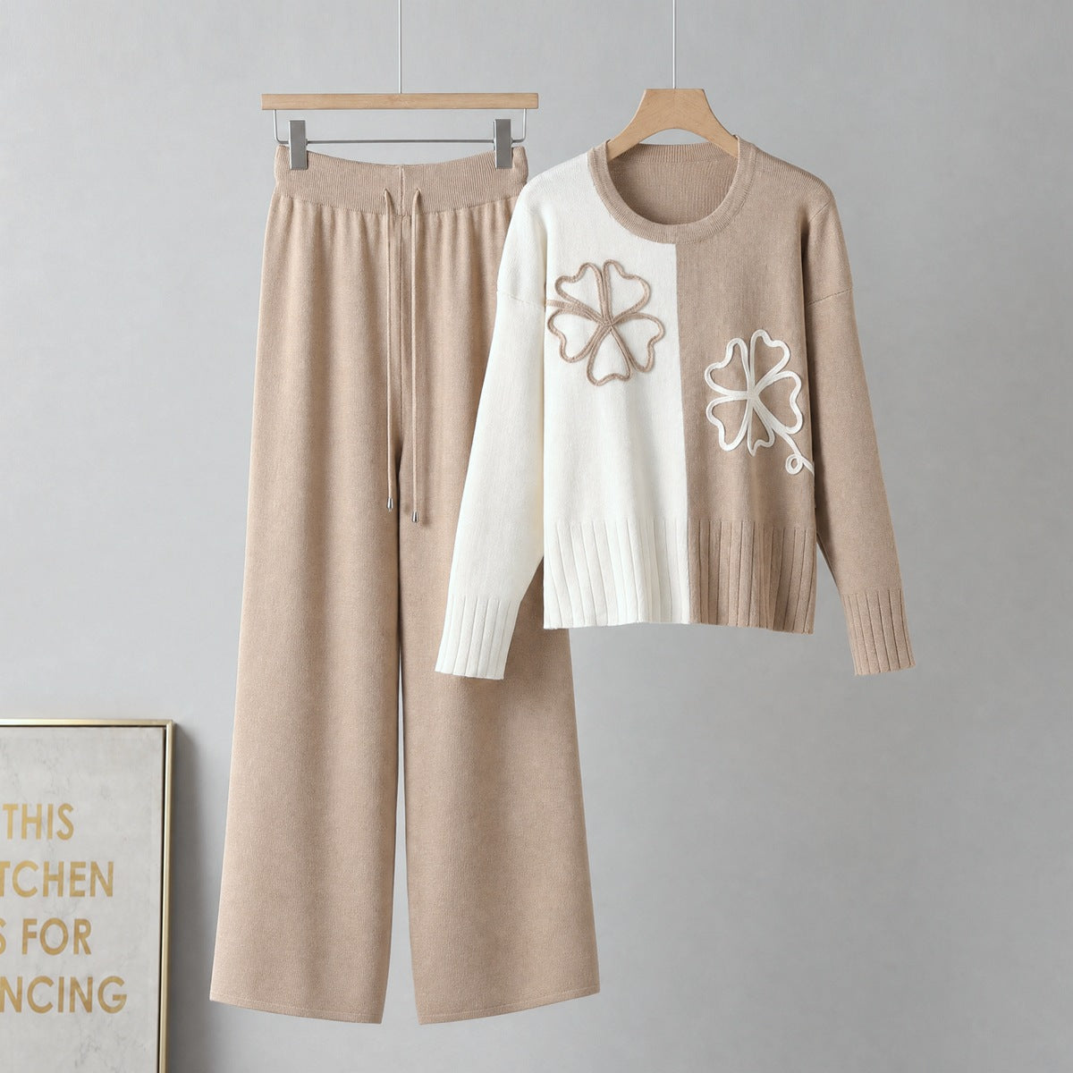 Conjunto de dos piezas con top floral en bloques de color y pantalón de pernera ancha