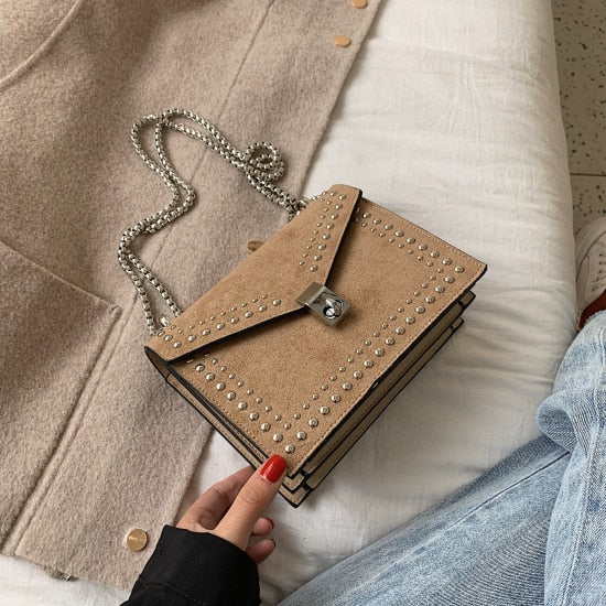 Bolso bandolera pequeño para mujer con acabado mate, cadena y tachuelas