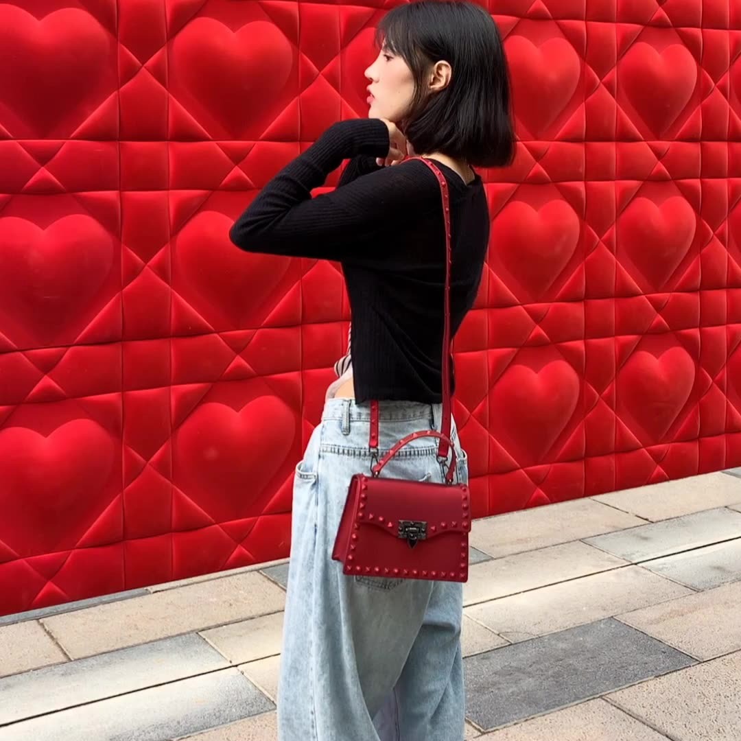 Bolso de PVC impermeable para mujer con cadena y tachuelas, estilo punk