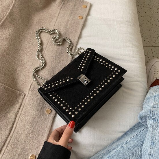 Bolso bandolera pequeño para mujer con acabado mate, cadena y tachuelas