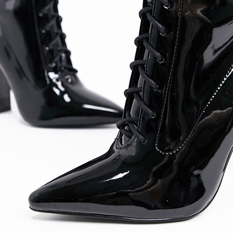 Botines negros de charol con punta fina, tacón alto ancho, cordones y cremallera lateral