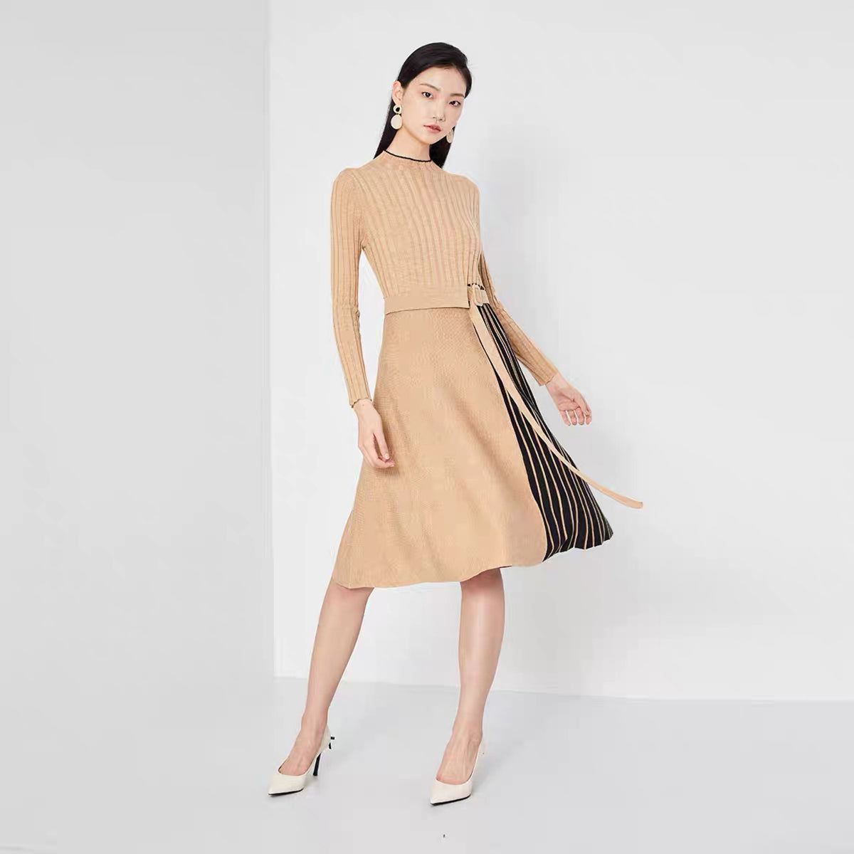 Vestido midi elegante de rayas con diseño combinado y mangas largas acampanadas, para otoño e invierno