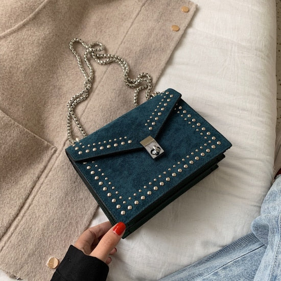 Bolso bandolera pequeño para mujer con acabado mate, cadena y tachuelas