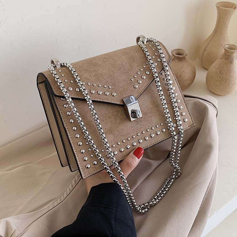 Bolso bandolera pequeño para mujer con acabado mate, cadena y tachuelas