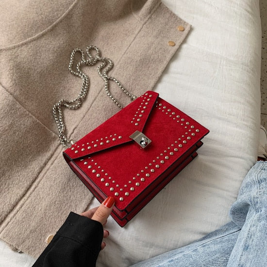 Bolso bandolera pequeño para mujer con acabado mate, cadena y tachuelas