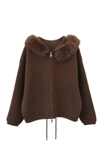 Chaqueta marrón sin percha sobre fondo blanco