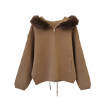 Chaqueta camel sin percha sobre fondo blanco
