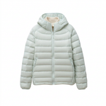 Chaqueta verde con fondo blanco