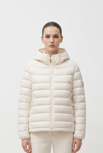 Chaqueta beige con fondo blanco