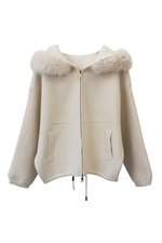 Chaqueta marfil sin percha sobre fondo blanco